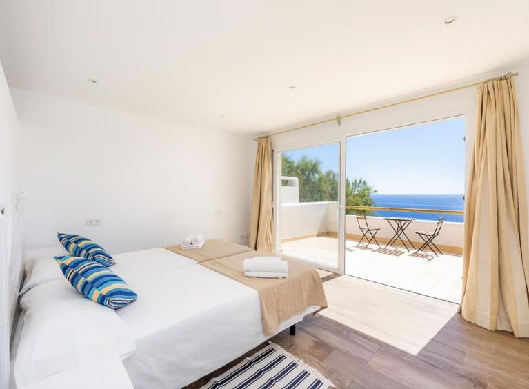 Casa Villa Turquesa
Luxus-Ferienvilla in Portocolom mit traumhaftem Meerblick, privatem Pool und direktem Zugang zur Felsküste