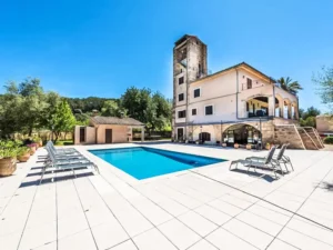 Villa Les Mines – Exklusive Ferienvilla in Selva mit Bergblick & privatem Pool